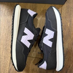 NEW BALANCEkids Black Sneakers with Light Purple Accent - Classic Casual Trainer
